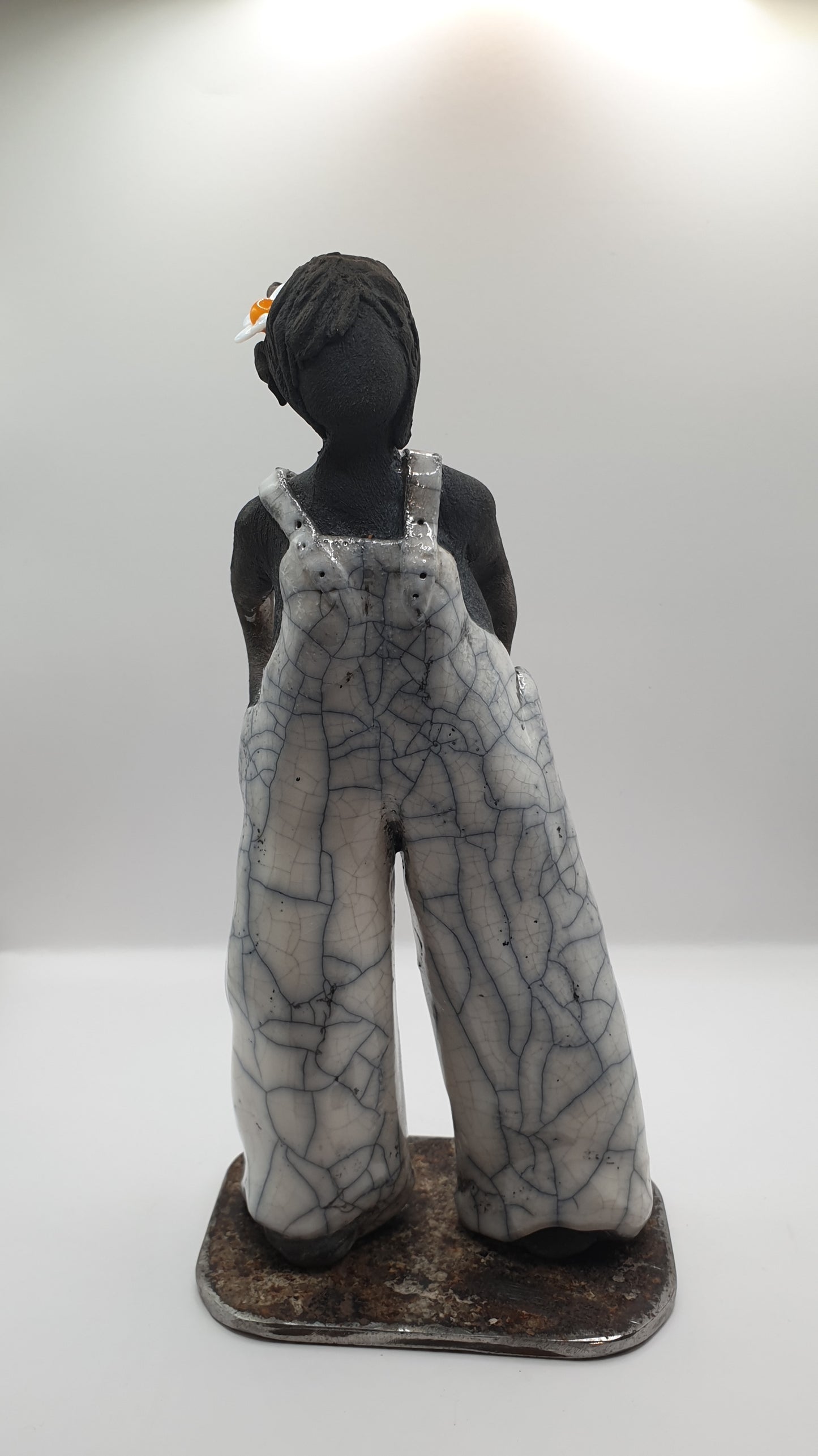 Lâcher prise / Sculpture RAKU Femme en salopette