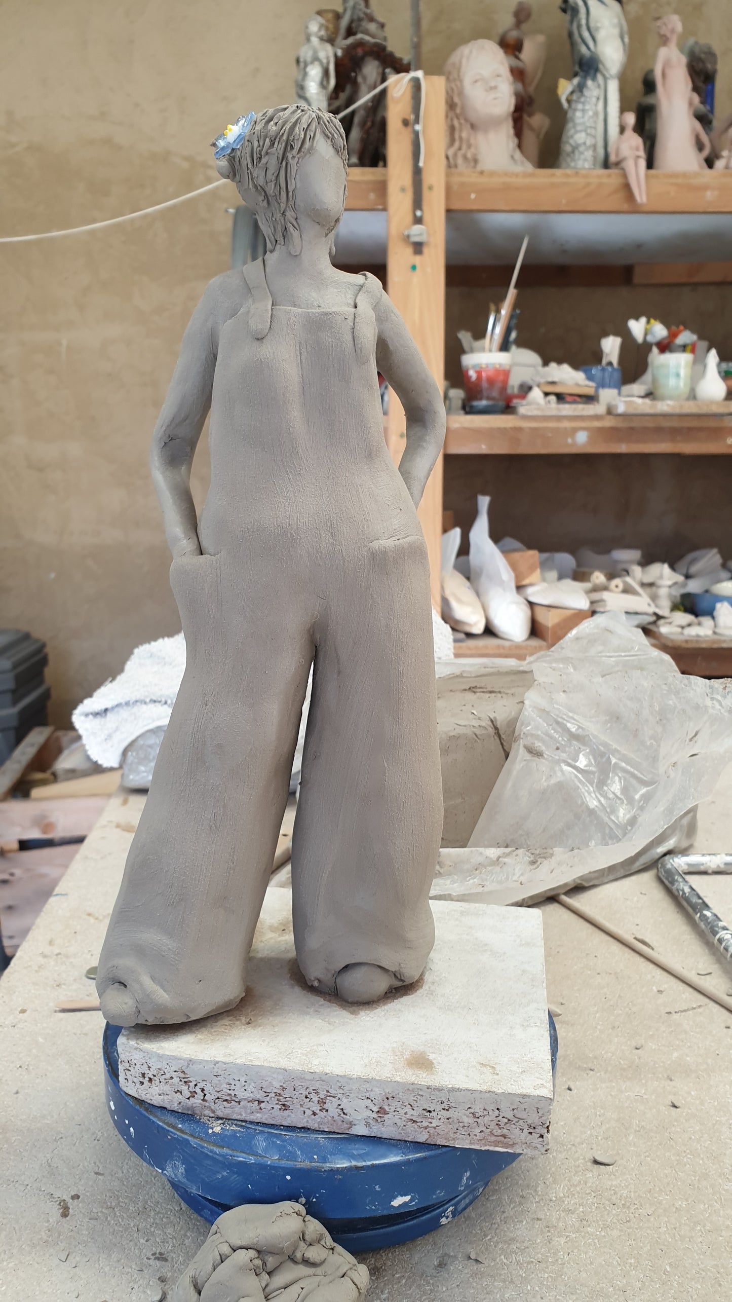 Lâcher prise / Sculpture RAKU Femme en salopette