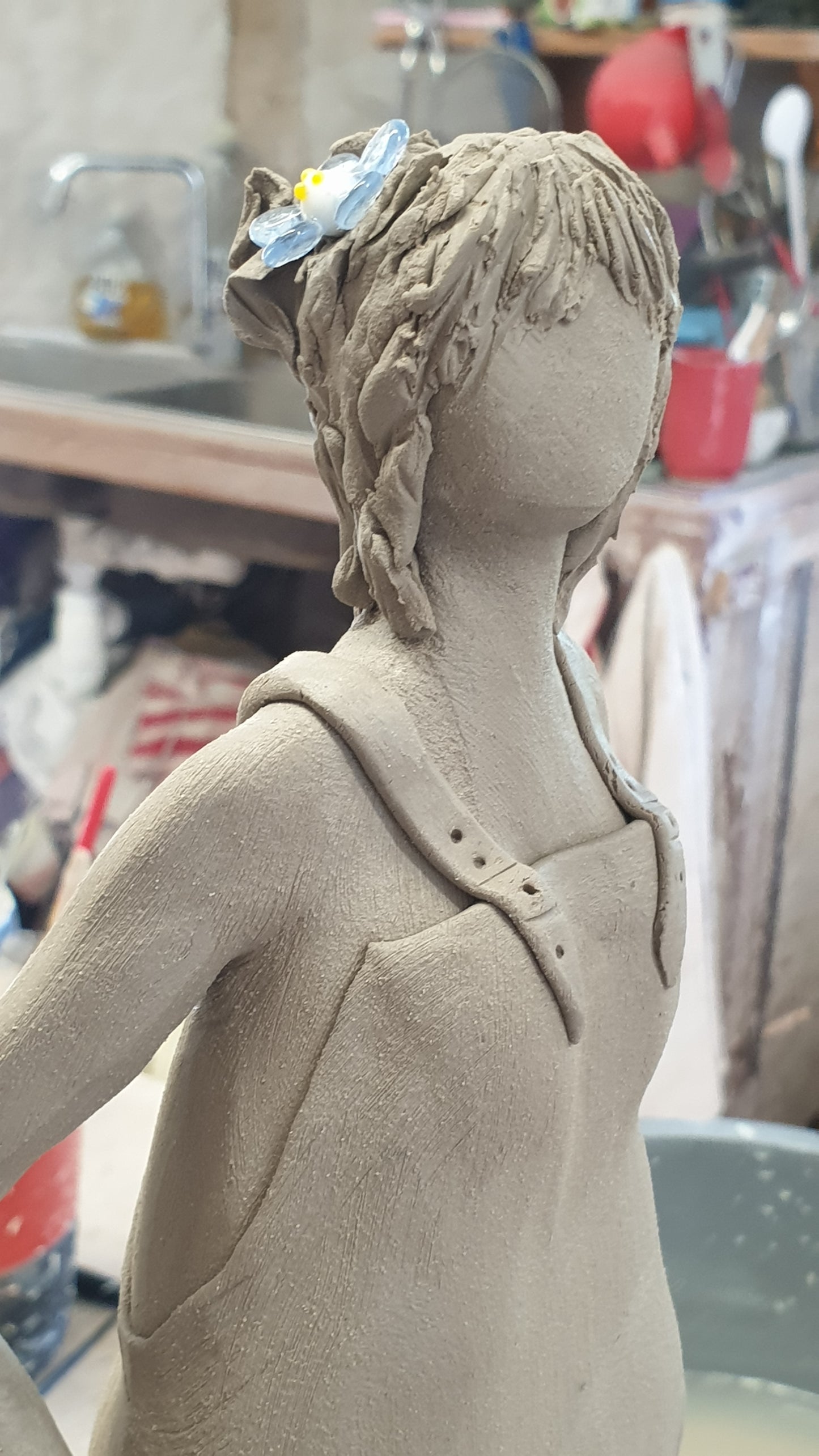 Lâcher prise / Sculpture RAKU Femme en salopette