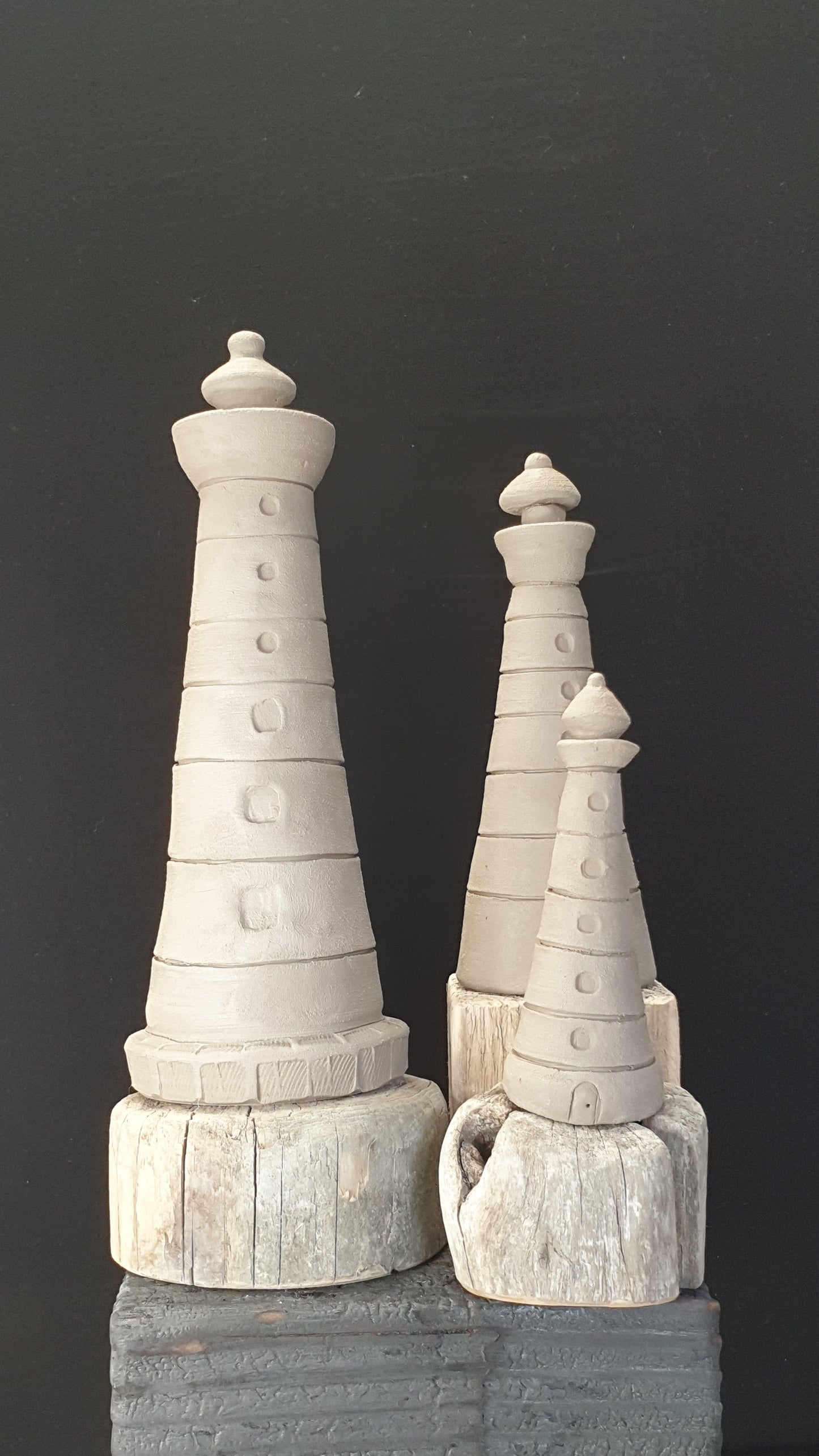 Phare sur bois flotté : rayures marines
