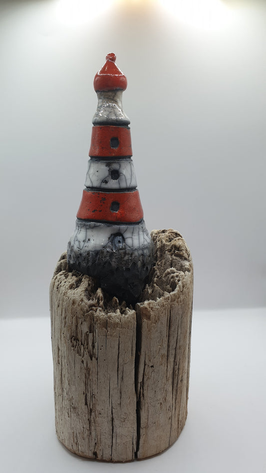 Phare sur bois flotté : sentinelle du rivage