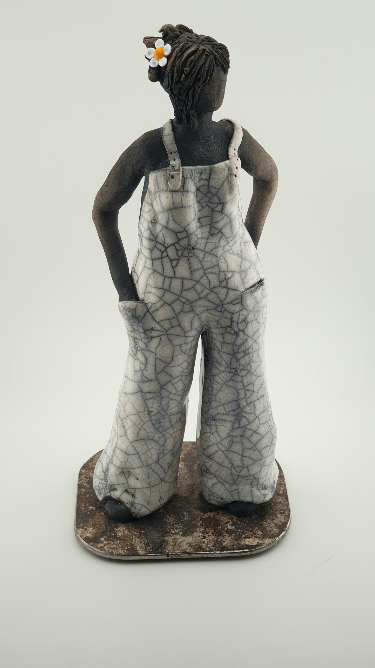 Lâcher prise / Sculpture RAKU Femme en salopette