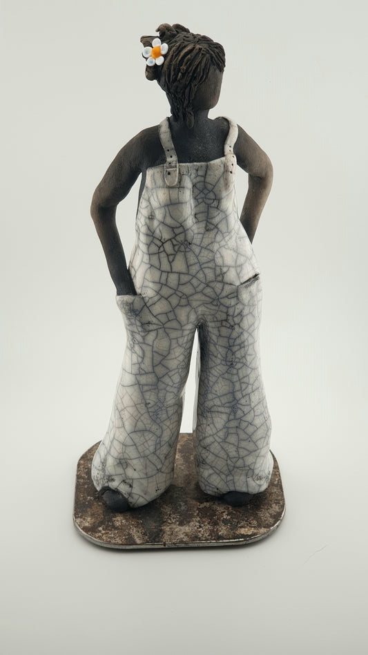 Lâcher prise / Sculpture RAKU Femme en salopette