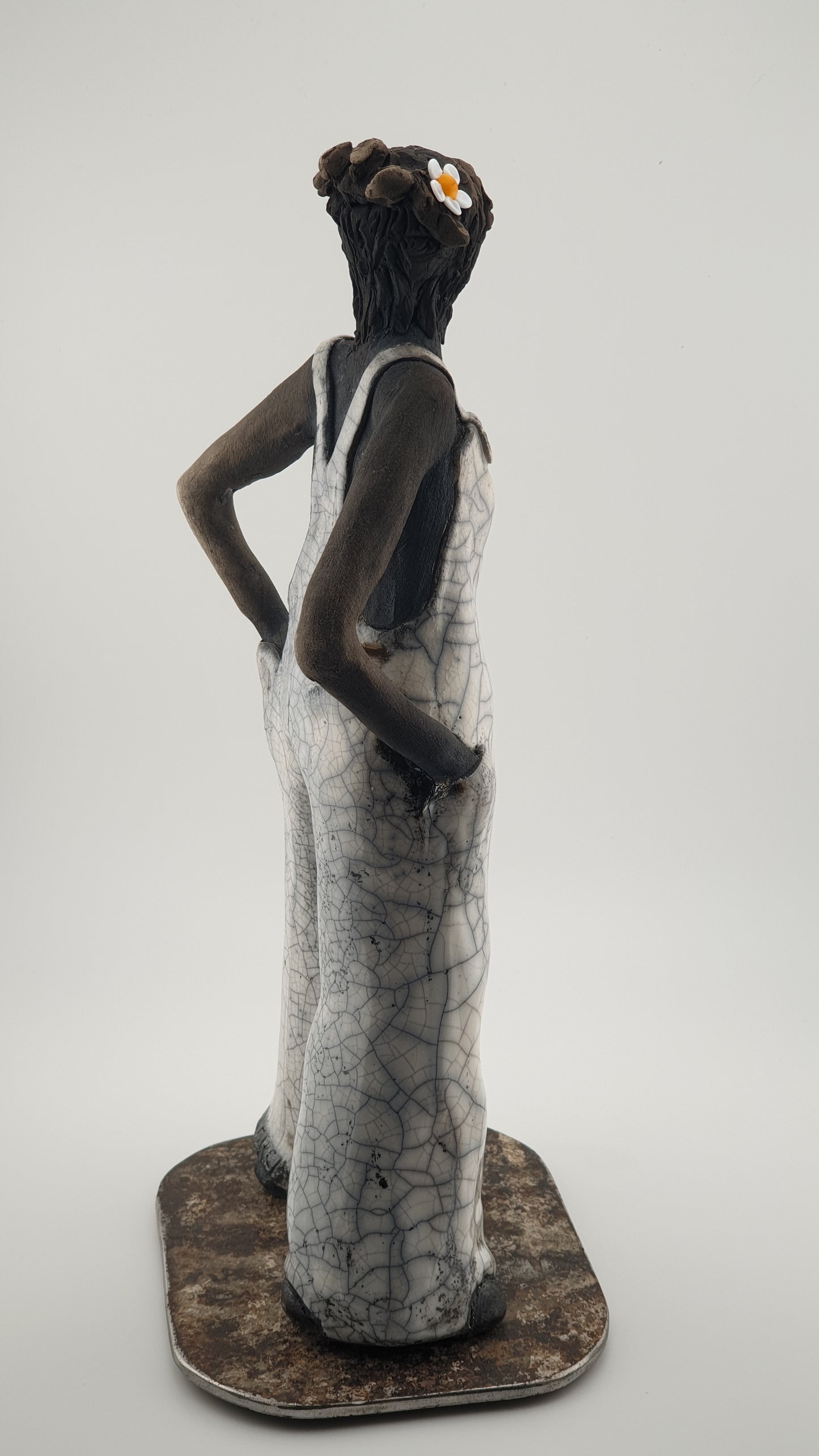 Lâcher prise / Sculpture RAKU Femme en salopette
