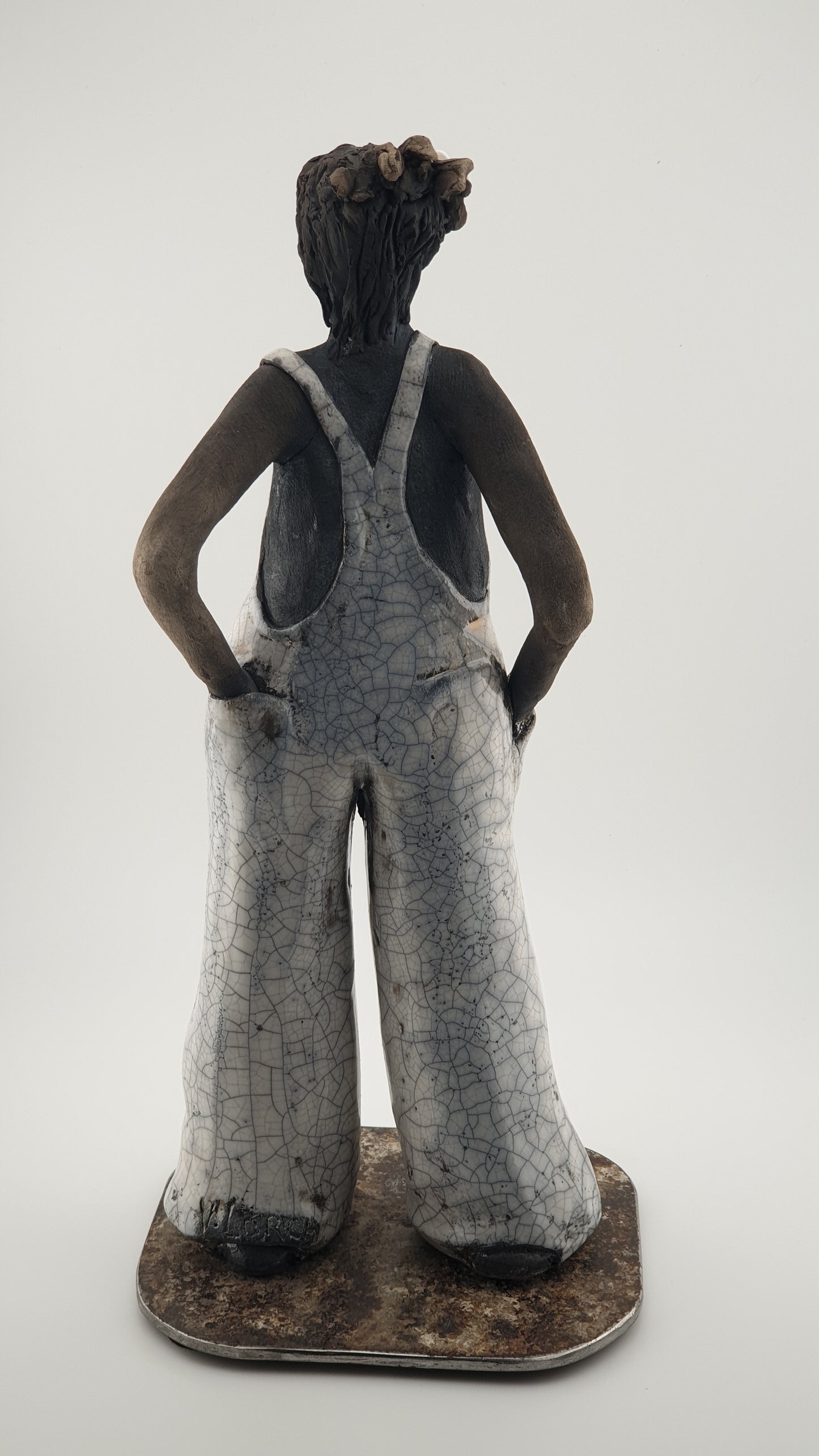 Lâcher prise / Sculpture RAKU Femme en salopette