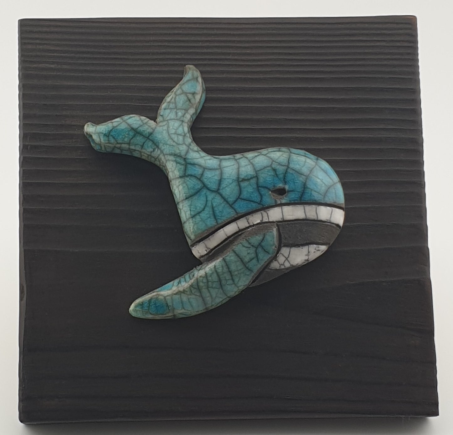 Baleine / Tableau raku sur bois brûlé