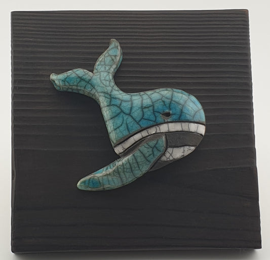 Baleine / Tableau raku sur bois brûlé