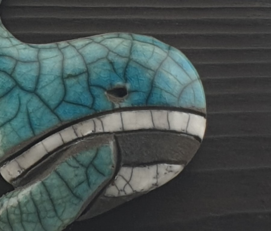 Baleine / Tableau raku sur bois brûlé