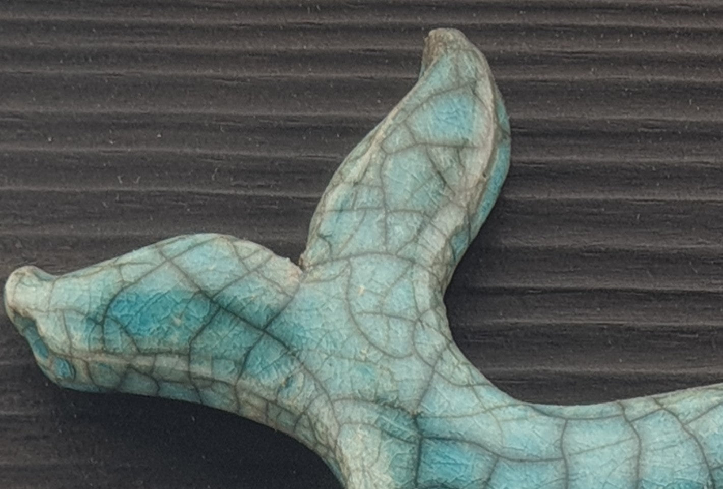 Baleine / Tableau raku sur bois brûlé