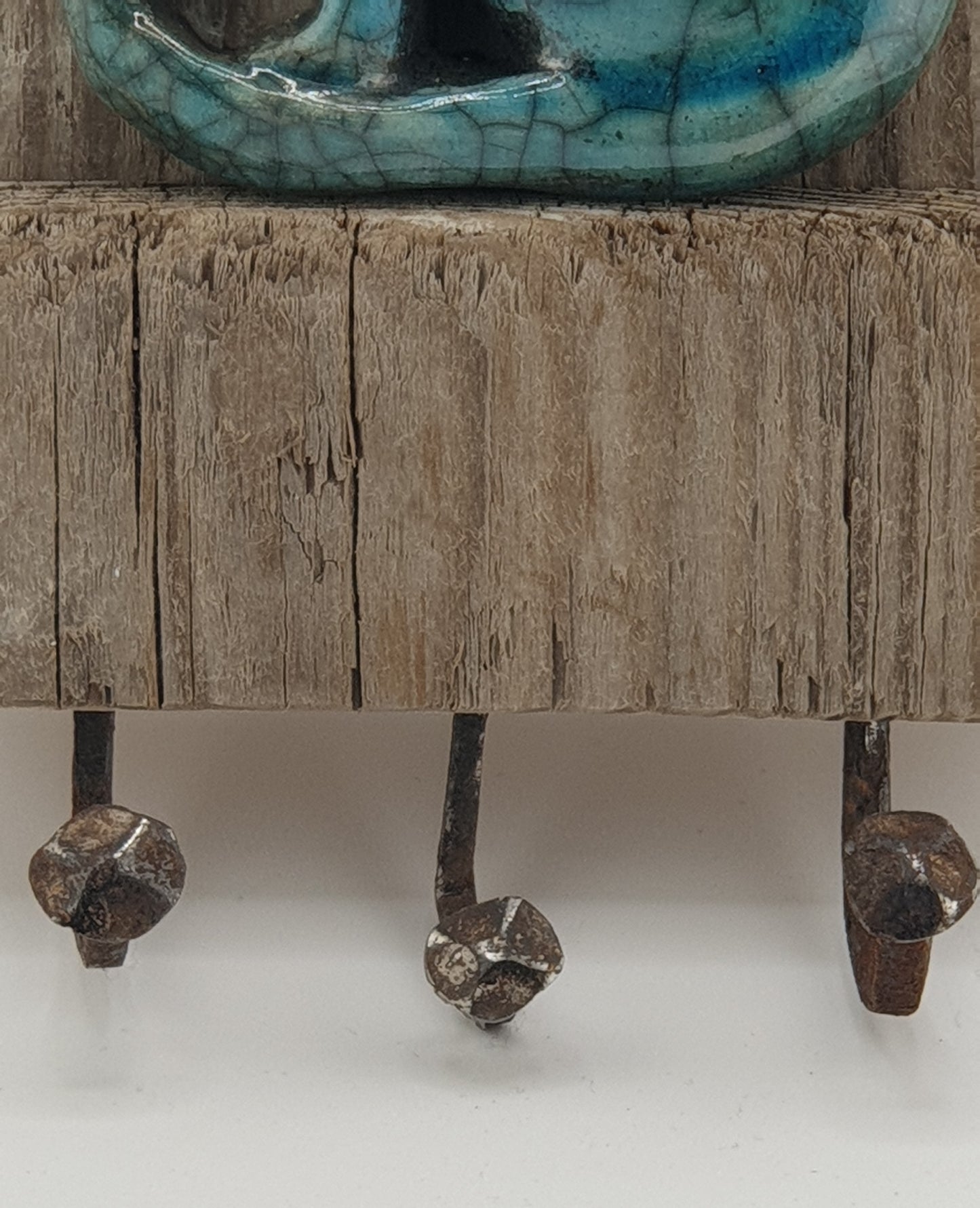 Chat bleu / Tableau raku sur bois flotté
