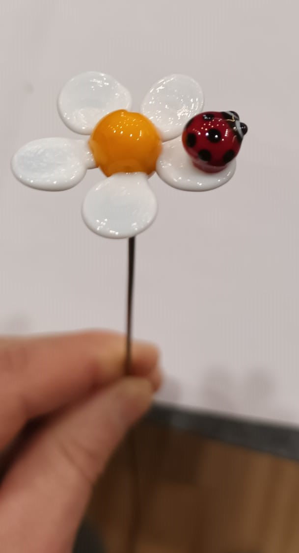 Coccinelle sur fleur en verre filé